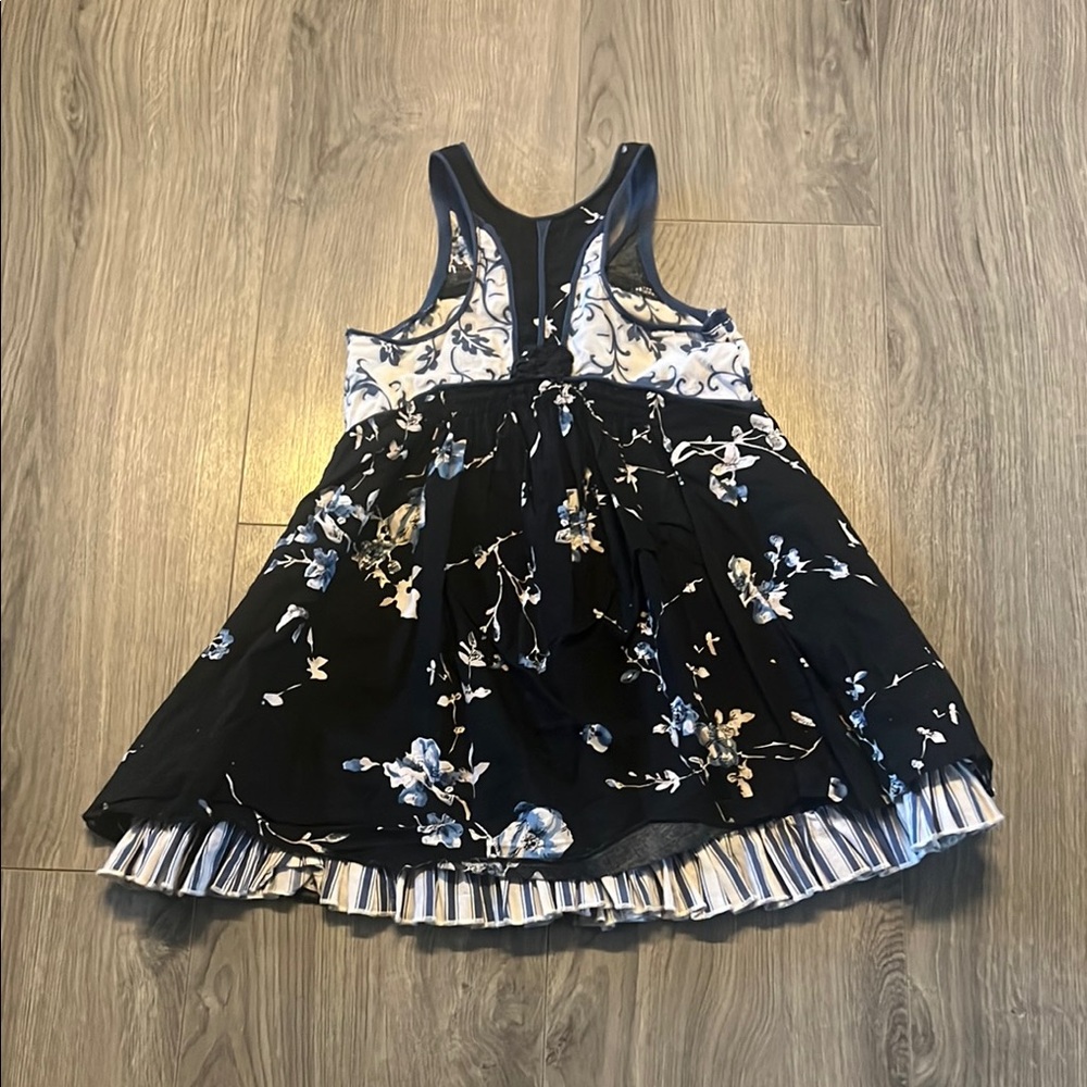 Black and White Sleeveless Sundress with Halter Neckline for Casual Occasions - Picture 5 of 6